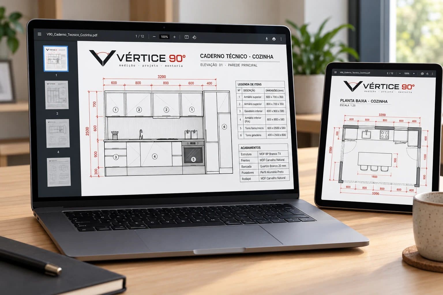 Caderno técnico em PDF aberto no notebook: vista da parede da cozinha com cotas em vermelho e legenda dos móveis; no tablet, a planta baixa com medidas